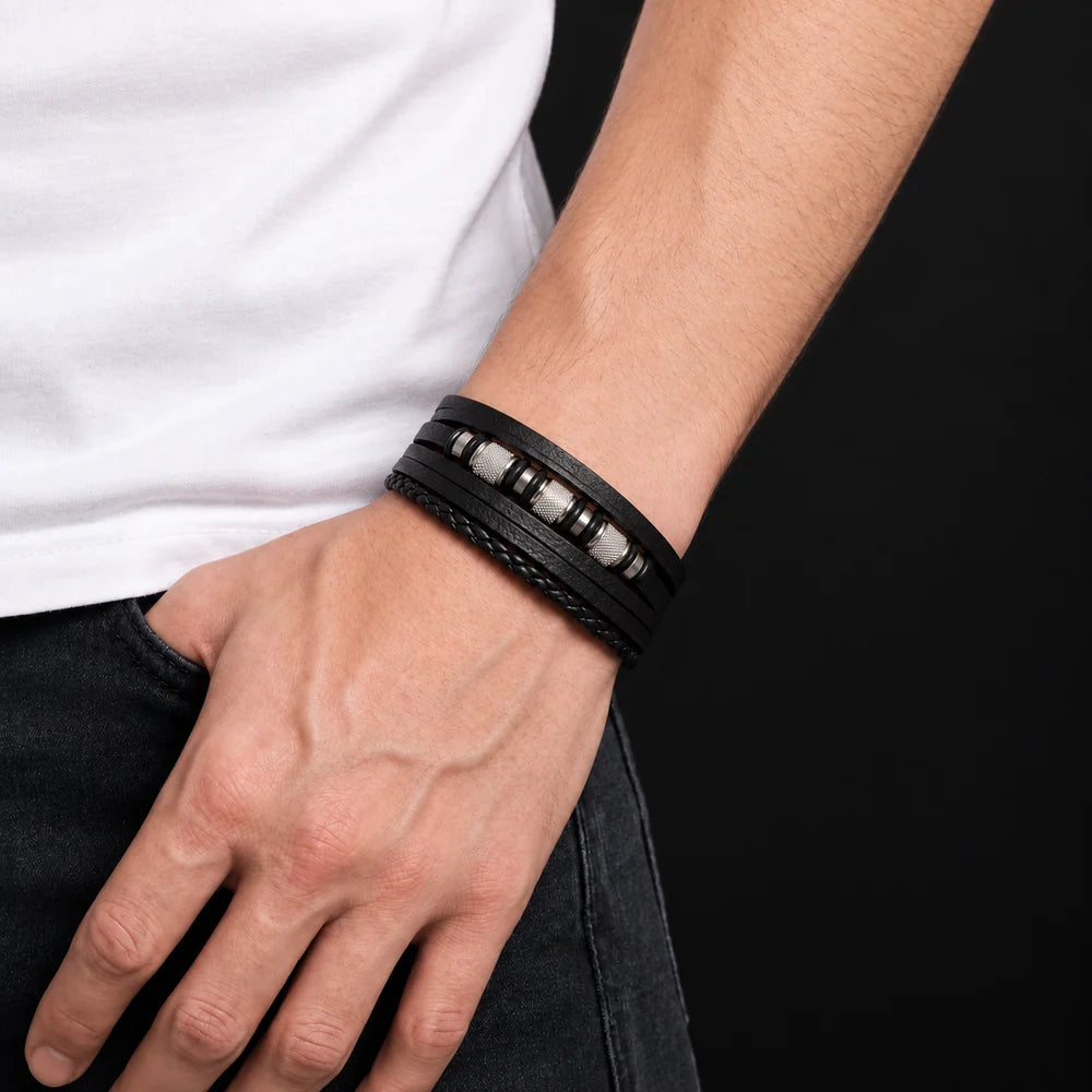 Personligt flettet læderarmbånd med teksten "Til mit barnebarn"
