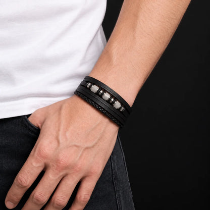Personligt flettet læderarmbånd med teksten "Til mit barnebarn"