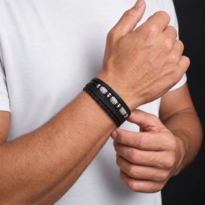 Personligt flettet læderarmbånd med teksten "Til mit barnebarn"